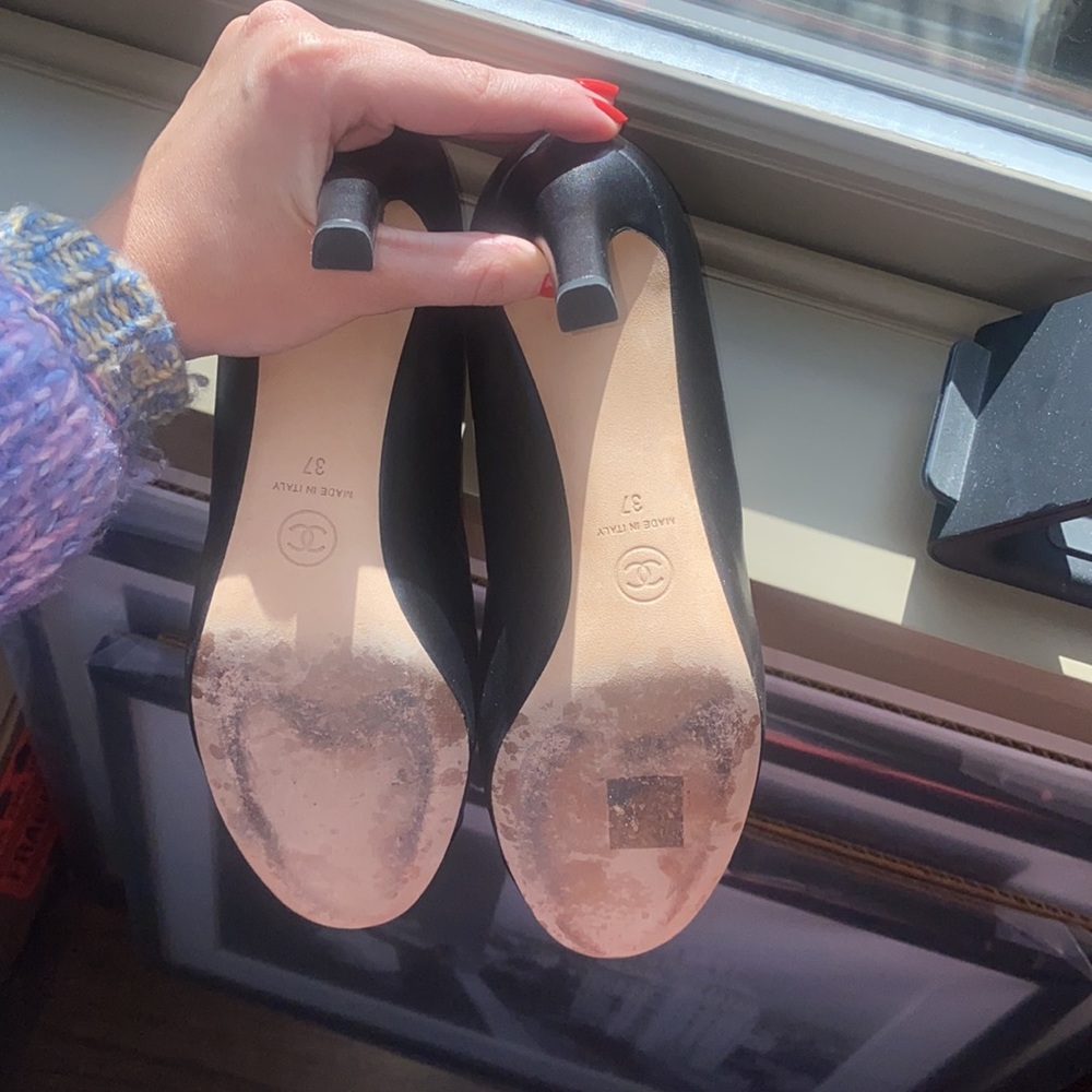 CHANEL Black Leather Cap Toe Pumps Size 37 - Picture 11 of 12